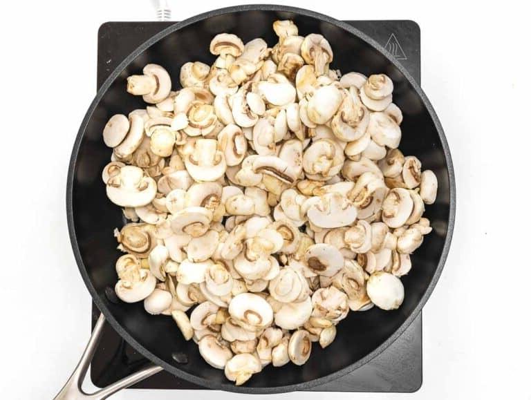 Pilze in einer Pfanne kochen.