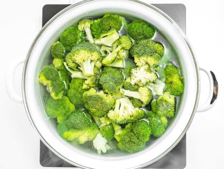 Brokkoli in Wasser kochen