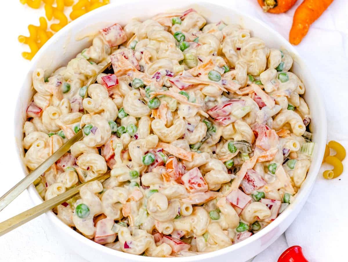 Makkaroni-Salat mit Erbsen.