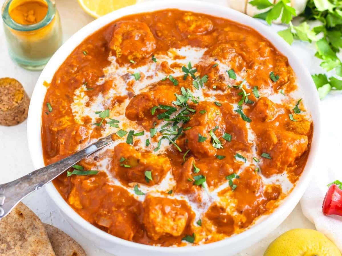 Tofu Tikka Masala mit Roti Brot und frischem Koriander