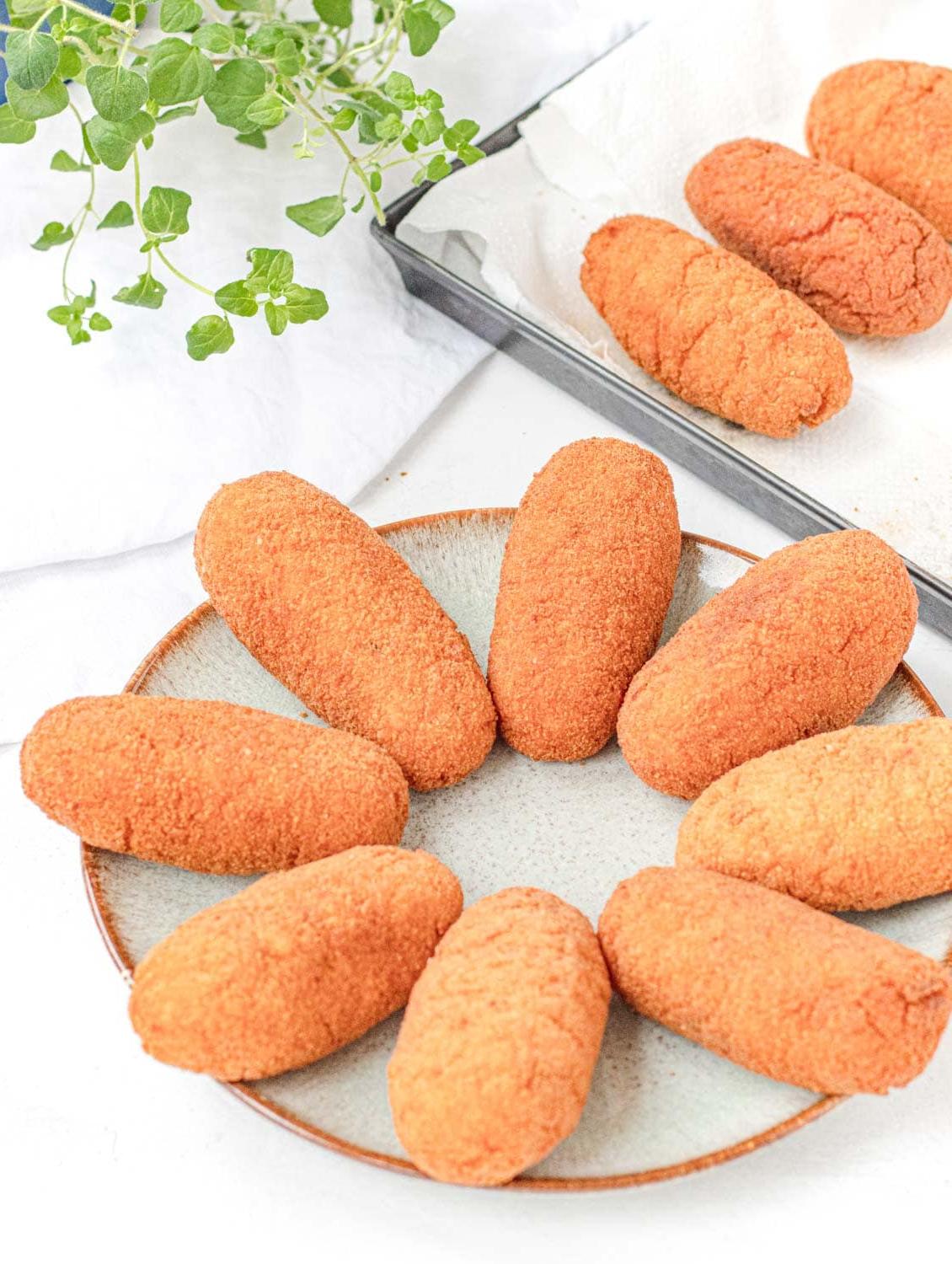 Supplì alla Romana oder frittierte gefüllte Reisbällchen