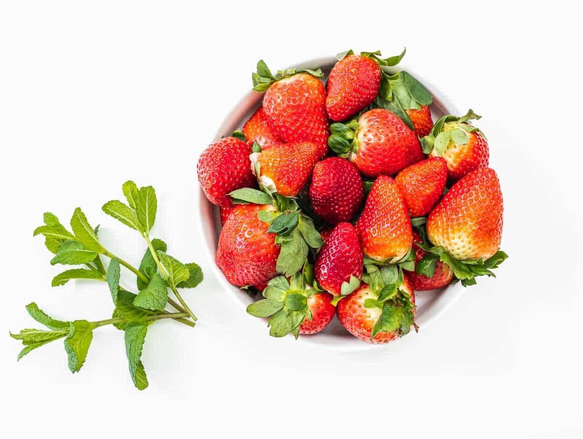 Erdbeeren und Minzblätter