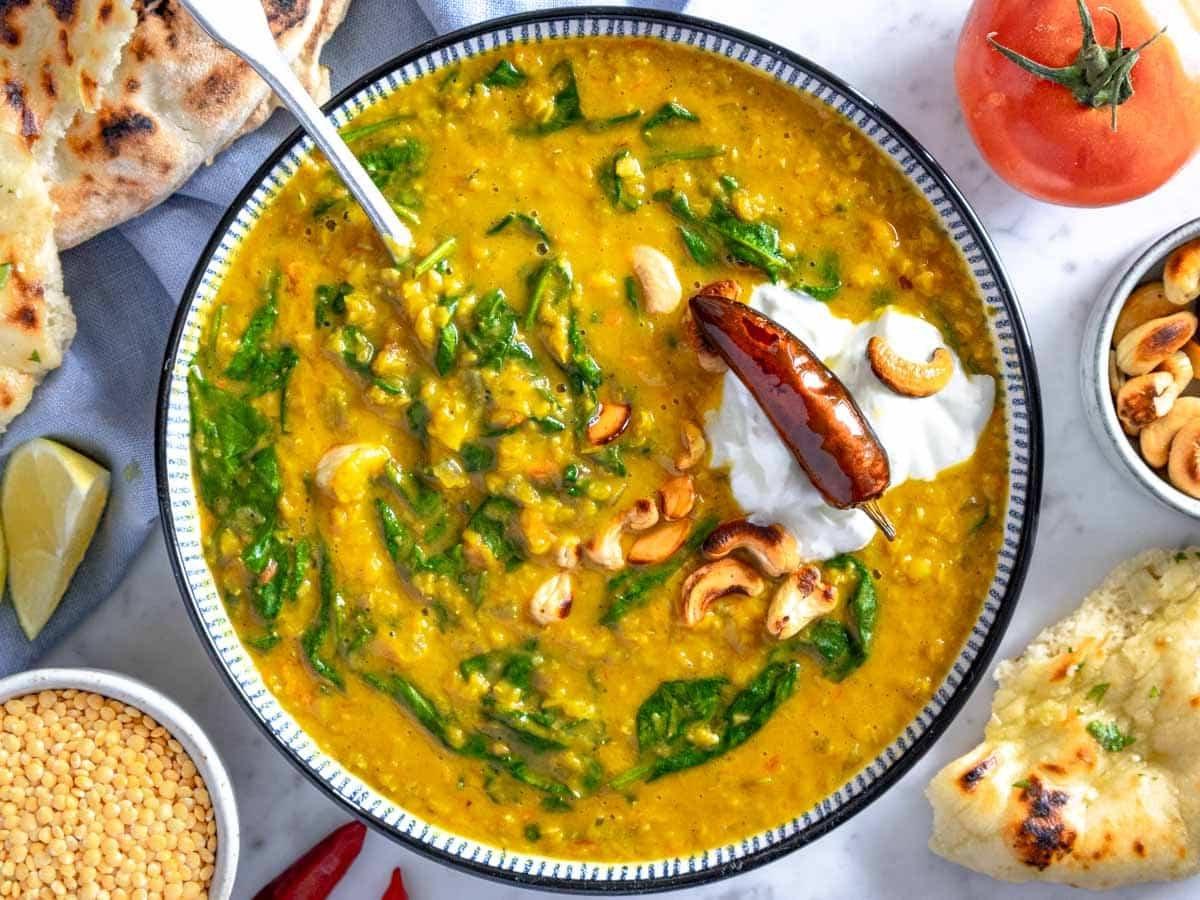 Cremiger Spaltlinsen-Dal garniert mit Joghurt, Cashews und Chili