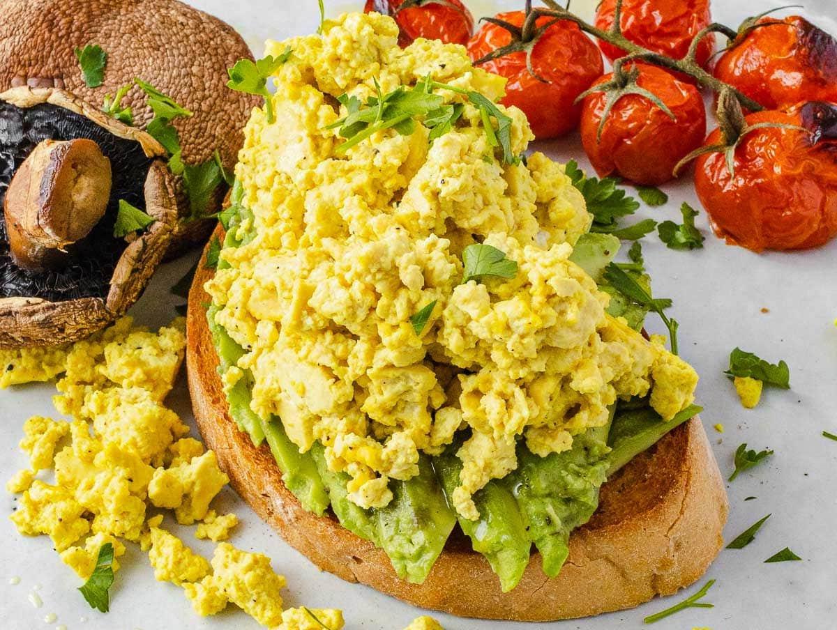 Tofu Rührei mit Brot und gerösteten Tomaten