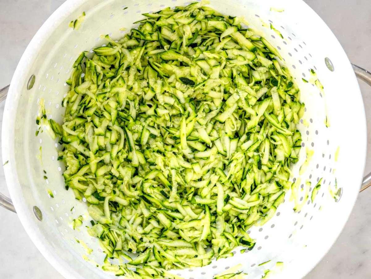 Schritt 1 Geriebene Zucchini in einem Sieb mit Salz vermischt.