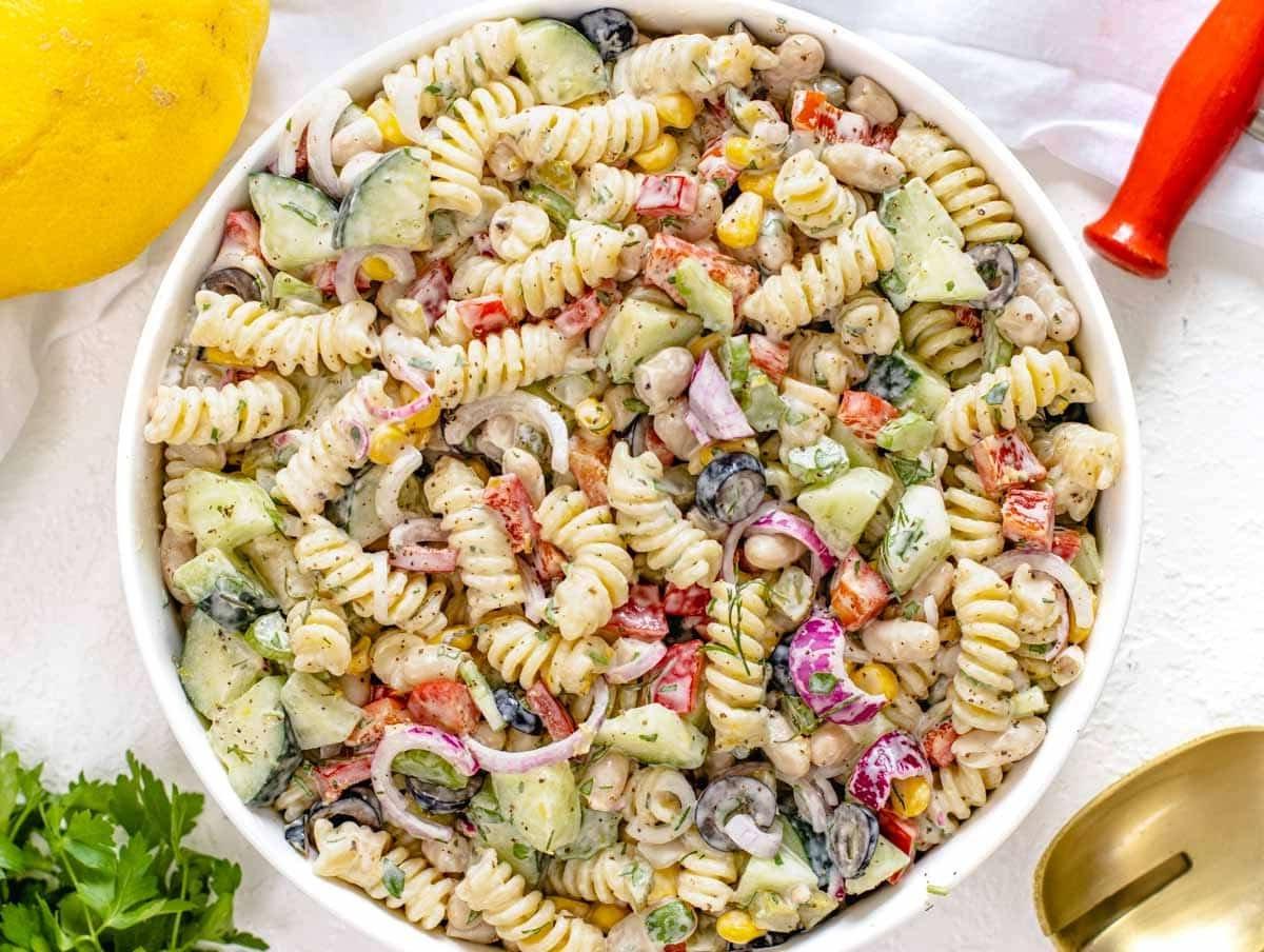 Cremiger Nudelsalat mit Mayonnaise.