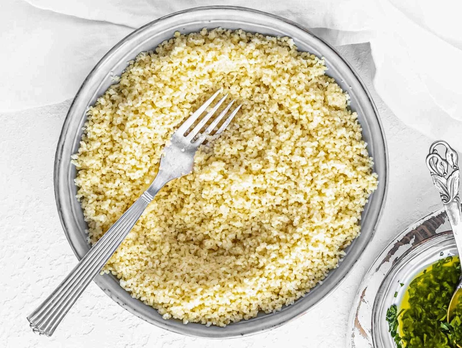 Gequellter und aufgelockerter Couscous in einer Schüssel.