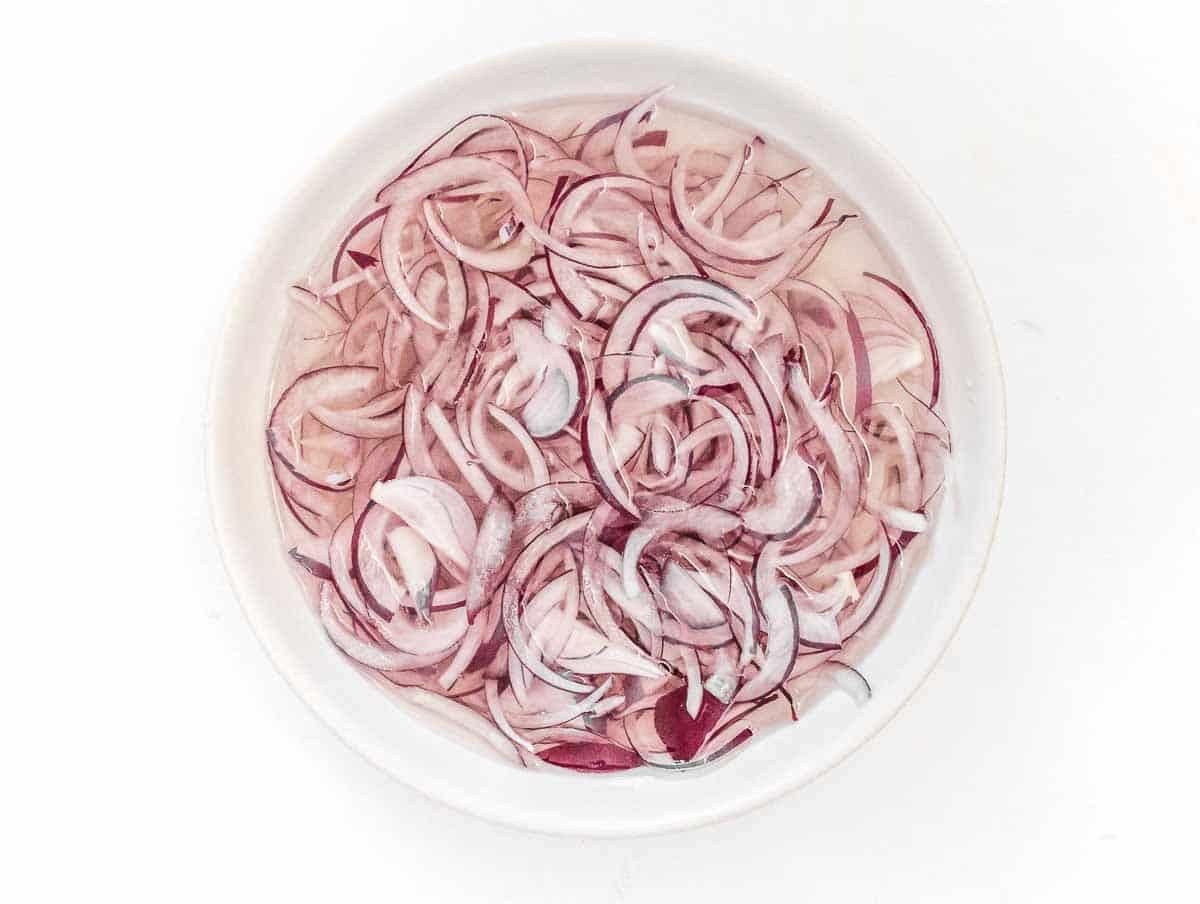 Zwiebel in kaltem Wasser einweichen