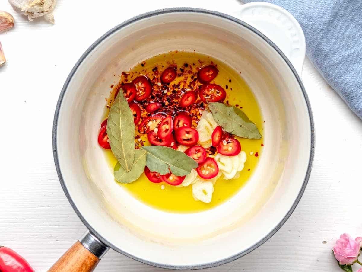 Tadka Zubereitung in einem Topf mit Öl, Aromaten und Gewürzen