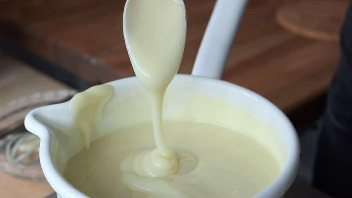 Veganer Kokoskuchen 5 Zubereitung von veganem Pudding in einem Topf