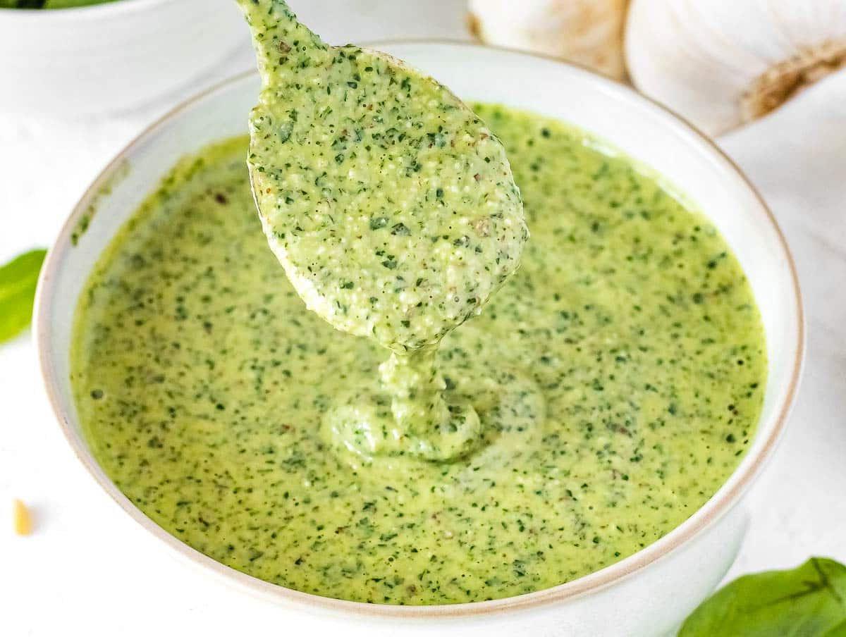 Rucola Pesto in einer weißen Schüssel