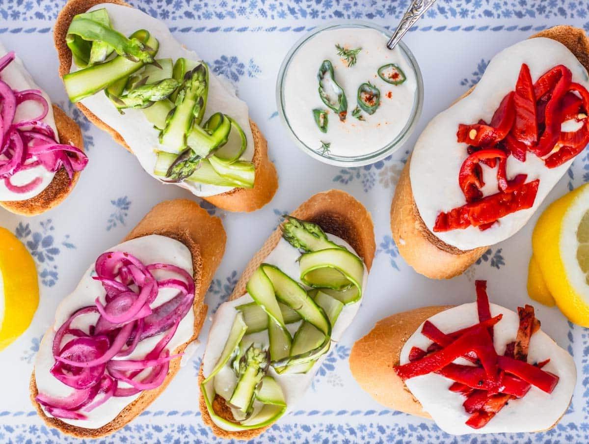 Weißer Bohnendip auf Crostini serviert