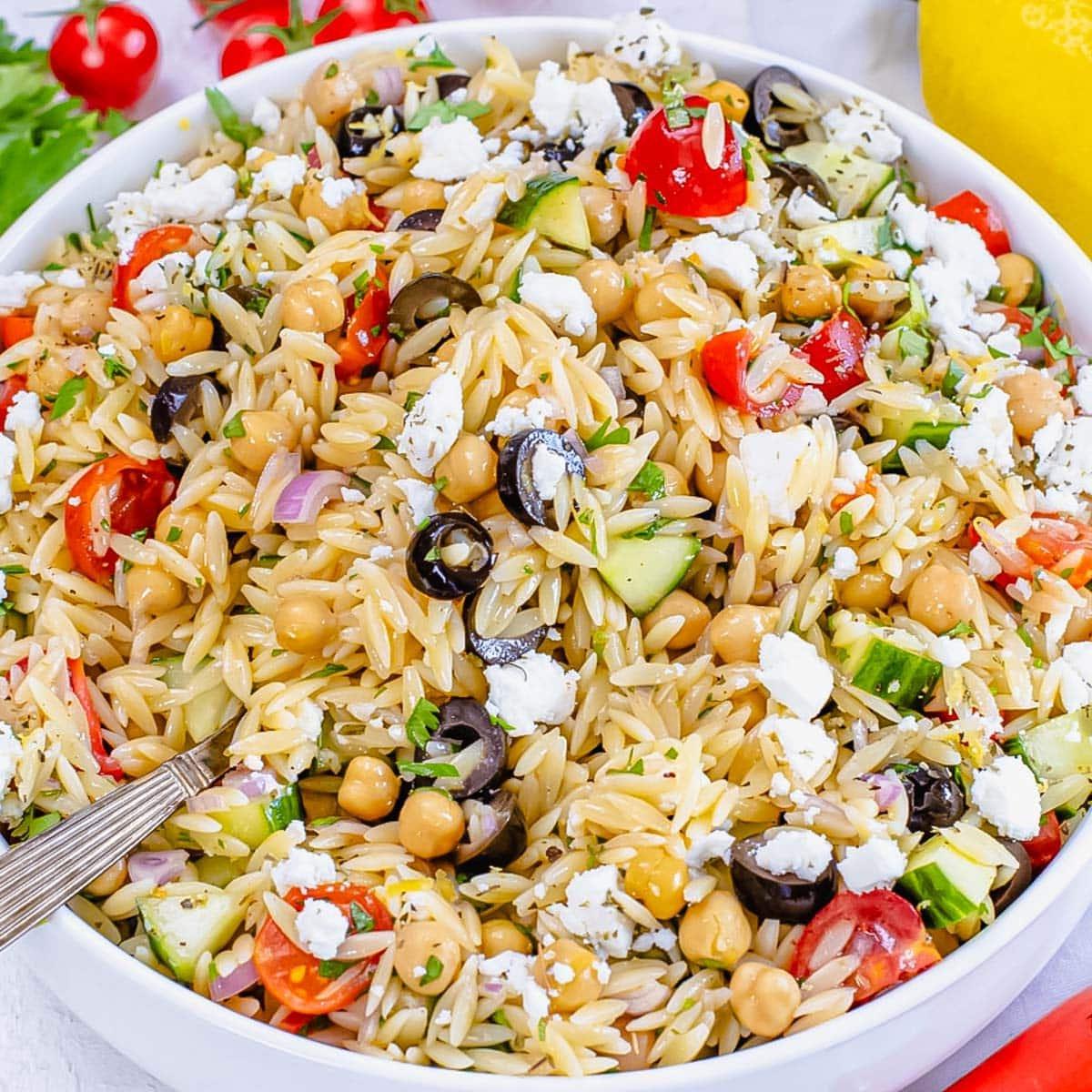 Orzo-Salat mit zerbröseltem Feta und italienischem Vinaigrette.