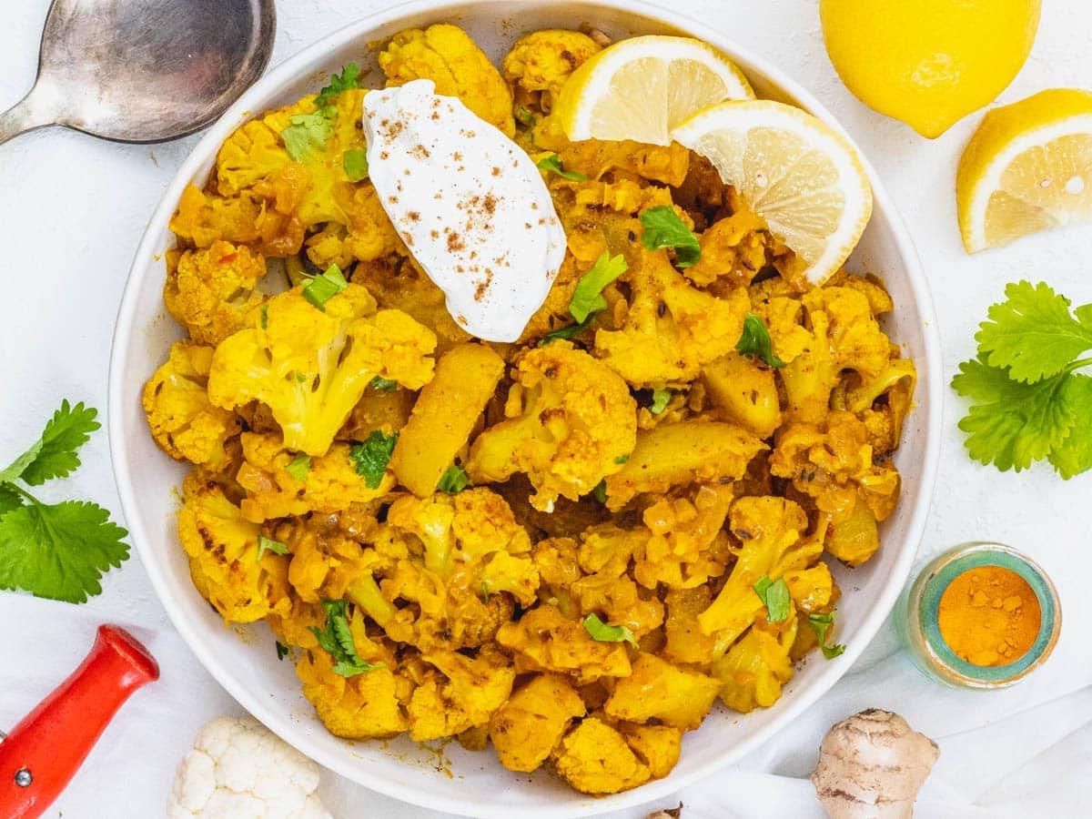 Aloo Gobi mit Joghurt und Zitronenspalten
