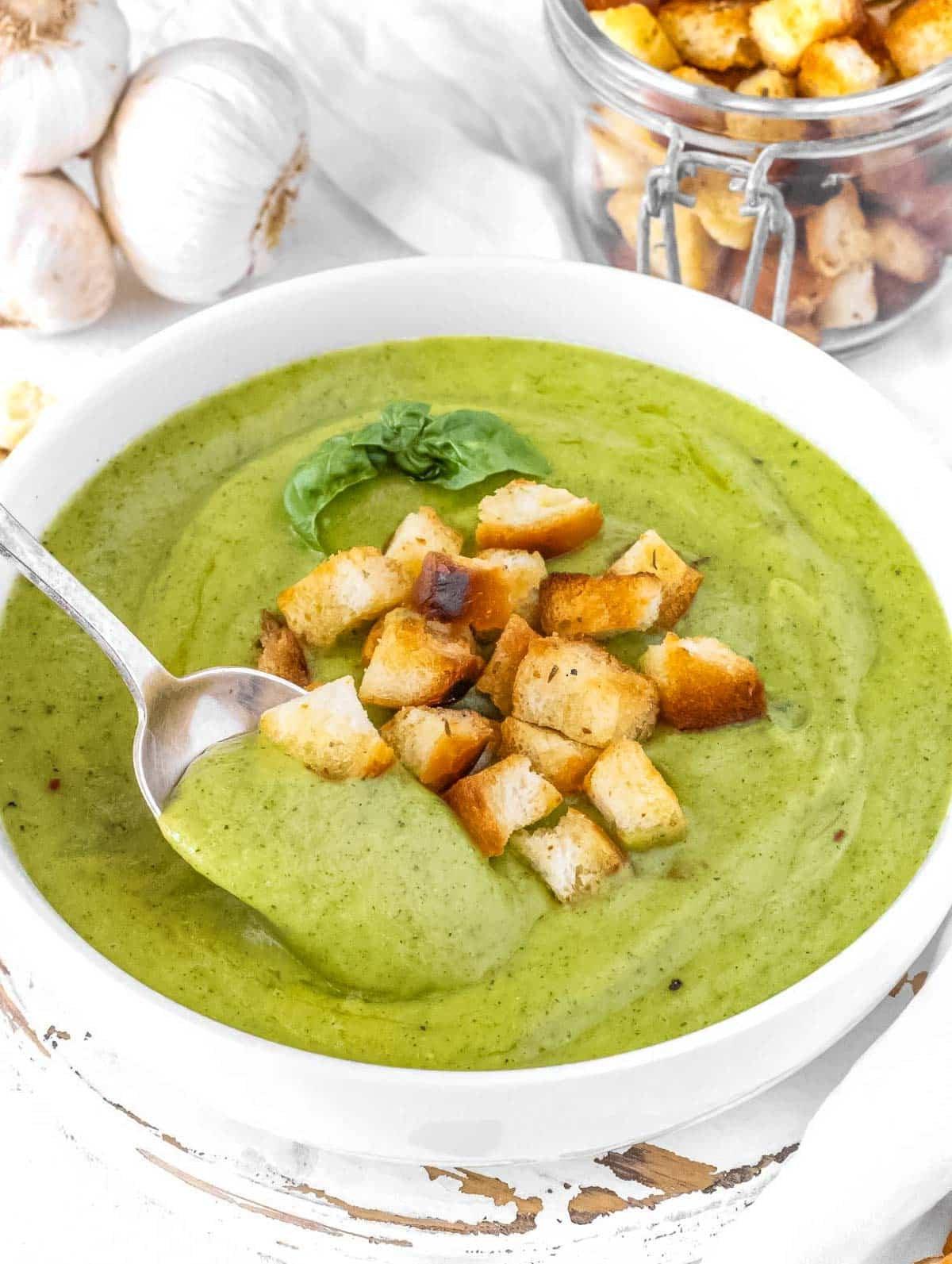 Zucchini Suppe mit hausgemachten Croûtons.