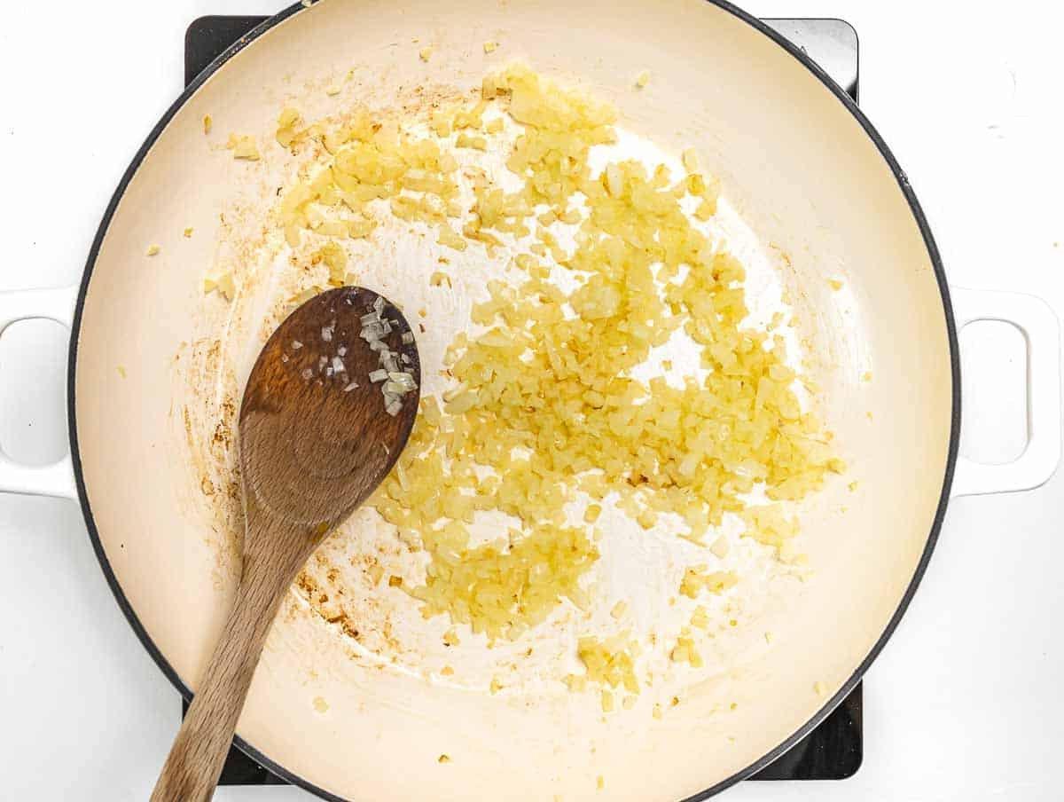Zwiebel in einem großen Topf anbraten