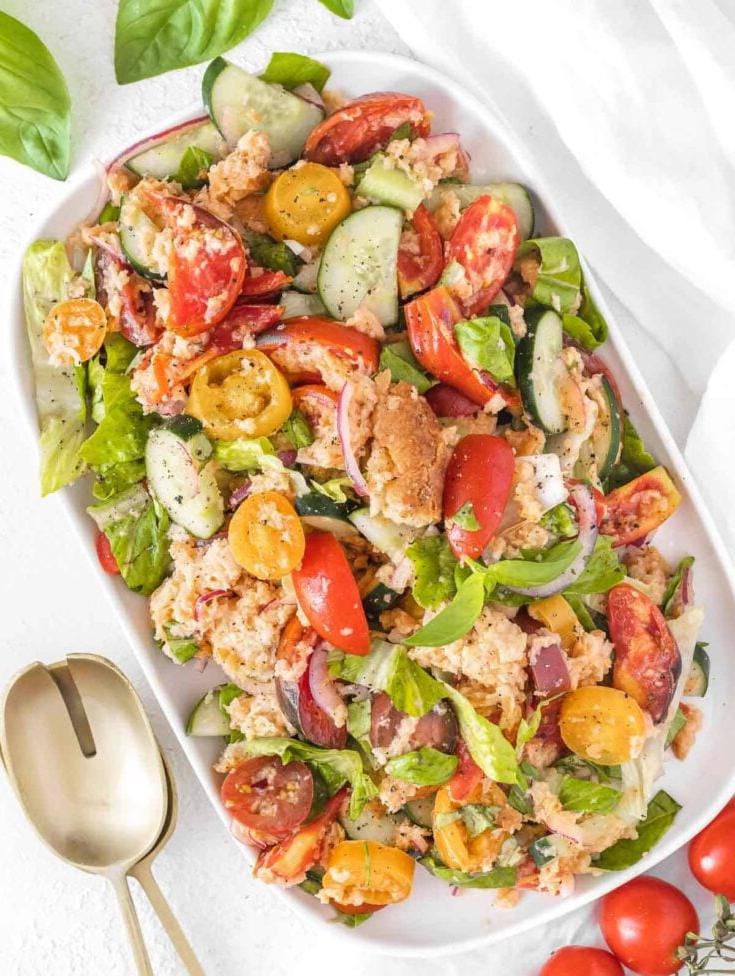 Panzanella-Salat mit altem Brot und frischem Gemüse
