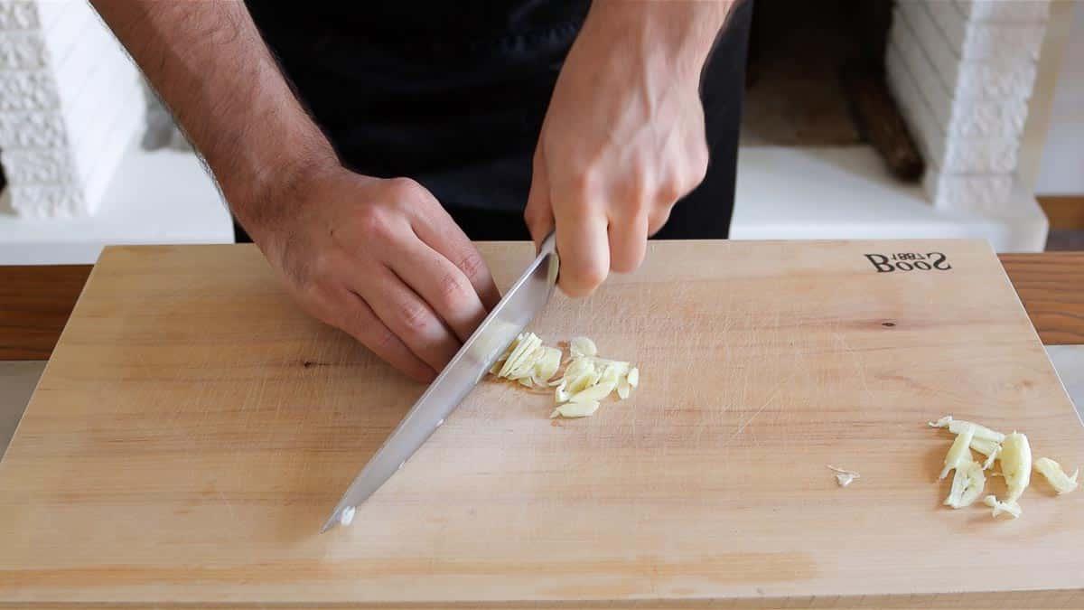 Knoblauch hacken und Knoblauchpaste herstellen 4 Knoblauch in Scheiben schneiden