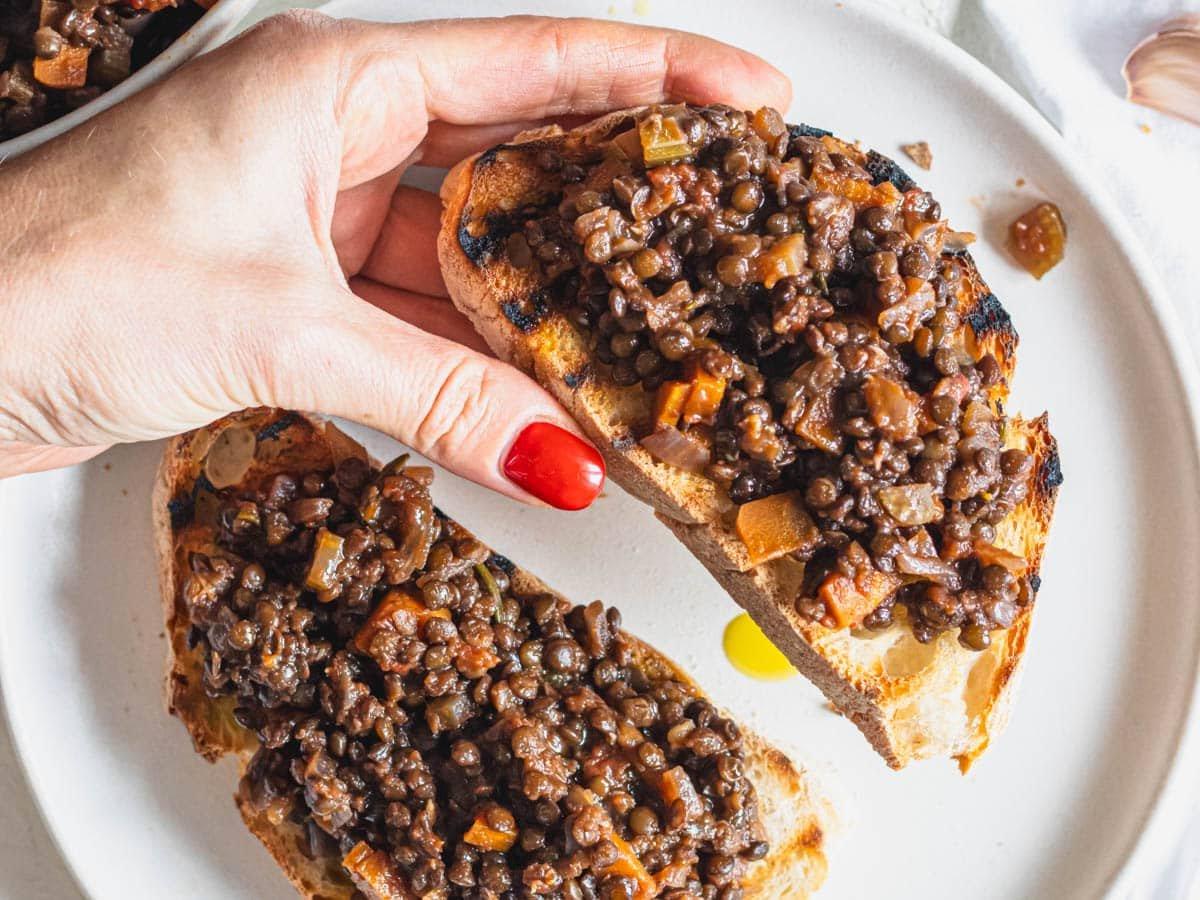 Schwarze Linsen Bruschetta