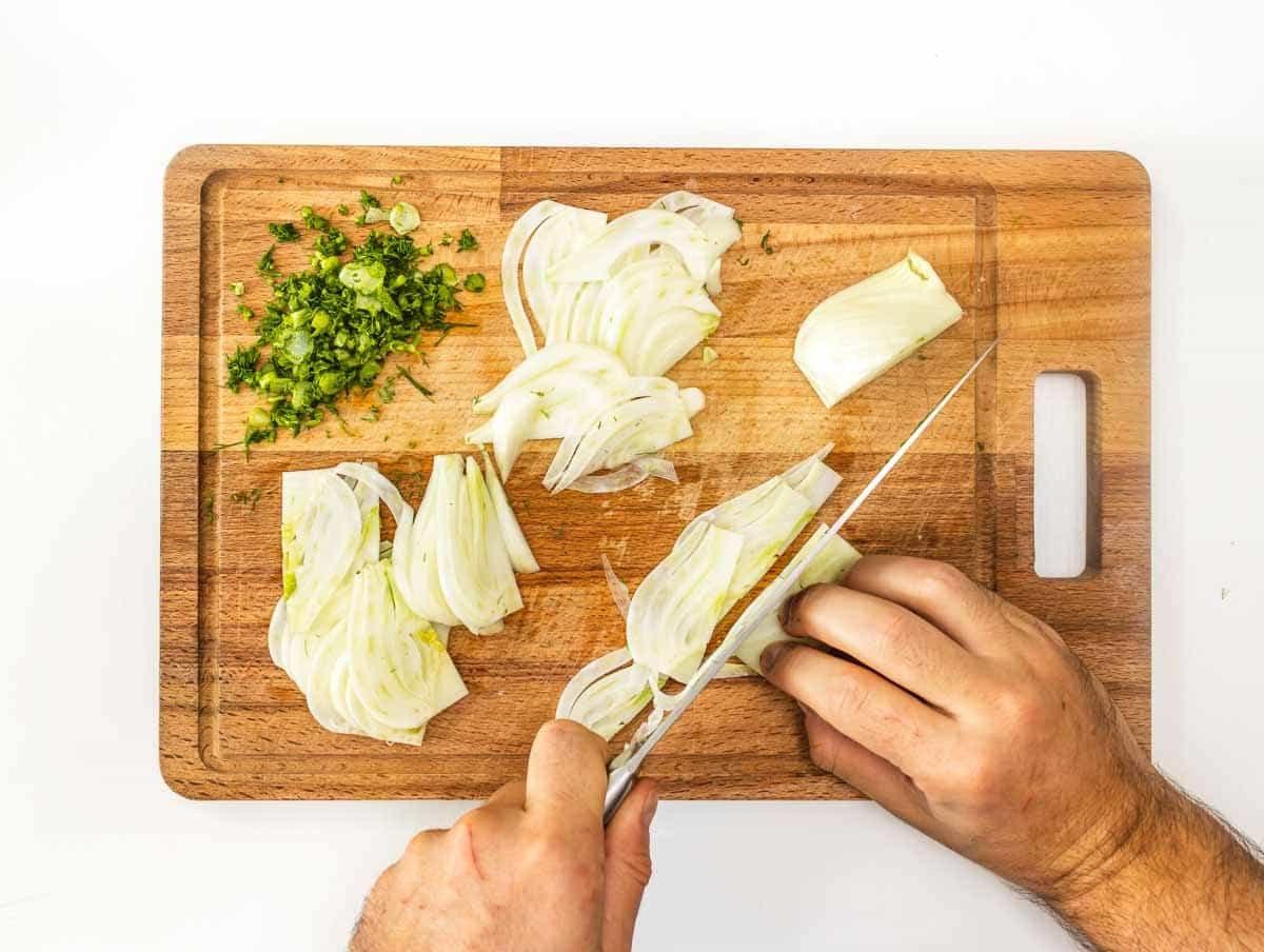 Fenchel auf einem Schneidebrett schneiden