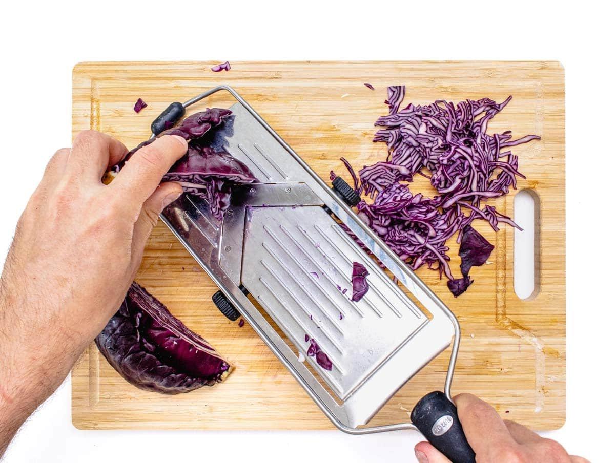 Geraspelter Rotkohl für Krautsalat in einer großen Schüssel.