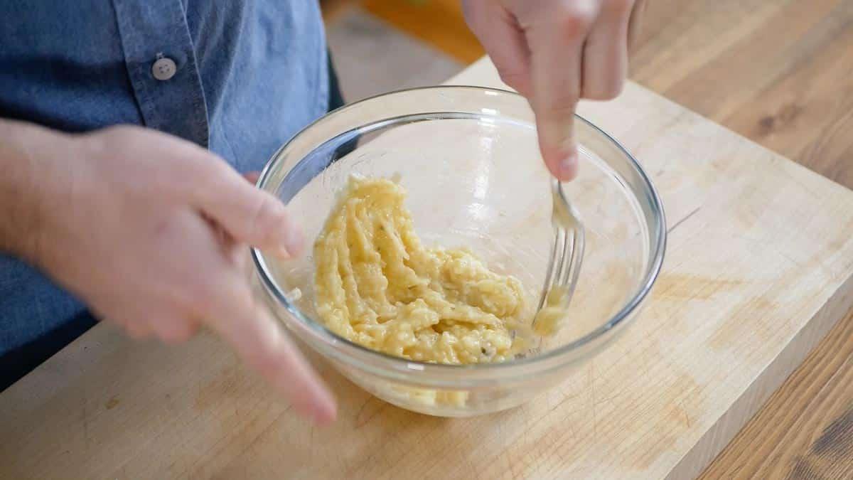 Reife Banane wird in einer Schüssel zerdrückt