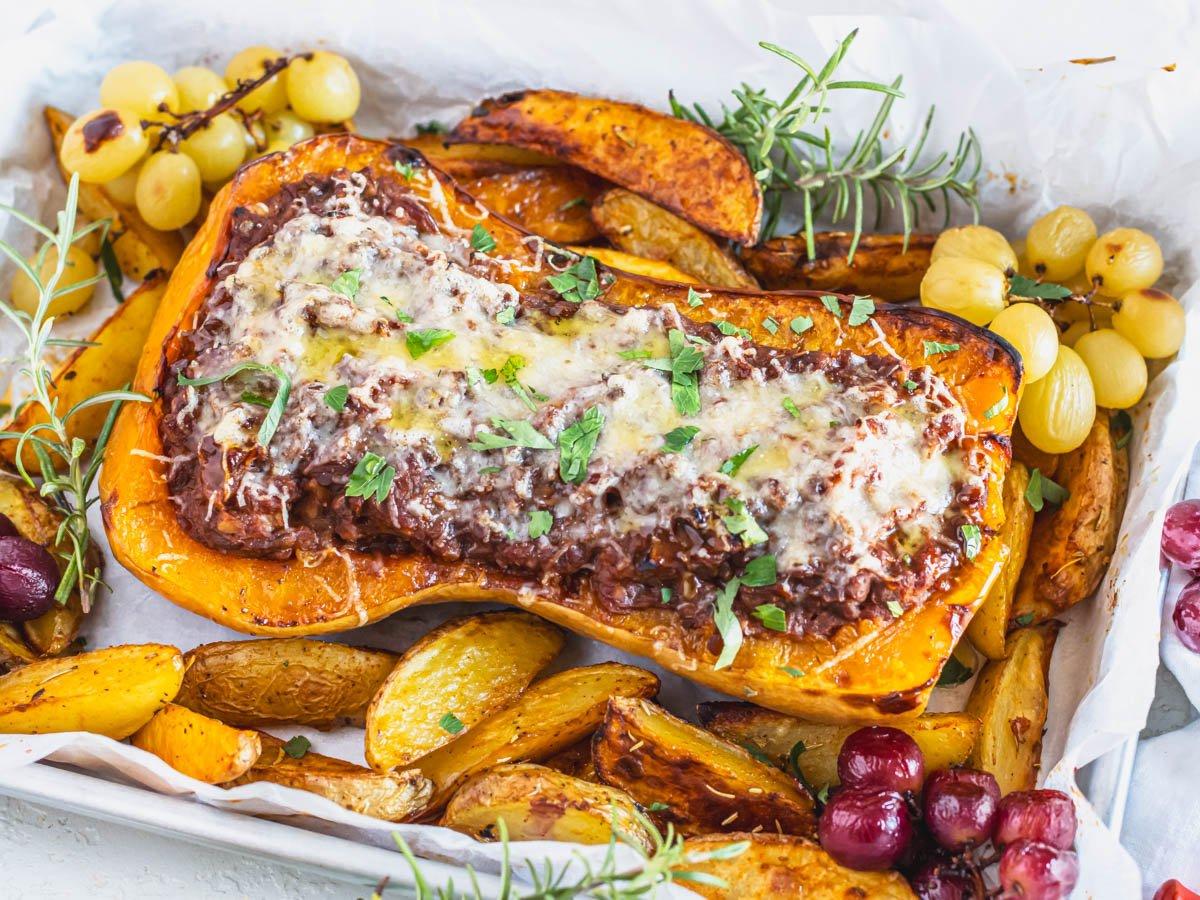 gefüllter Butternut-Kürbis nach dem Backen mit geschmolzenem Käse