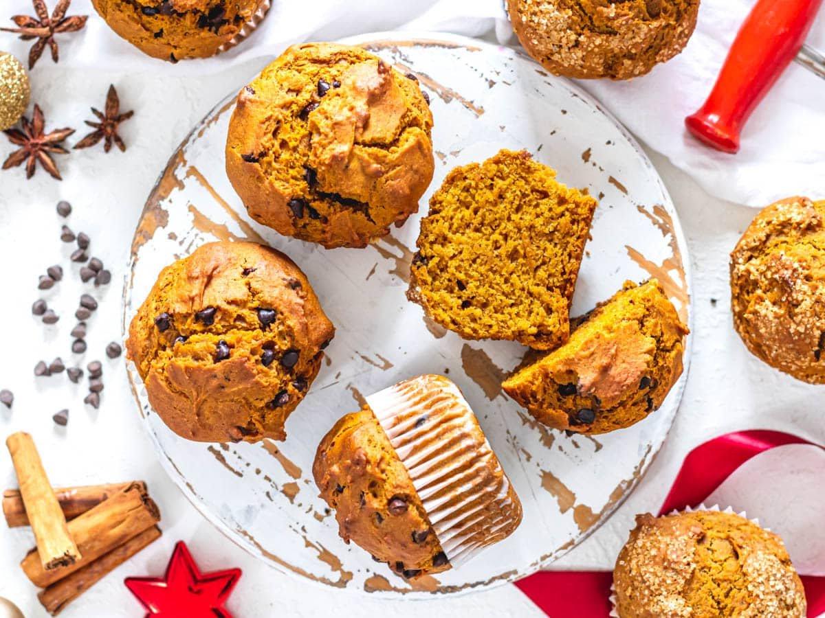 Vegane Kürbismuffins mit und ohne dunkle Schokoladenstückchen