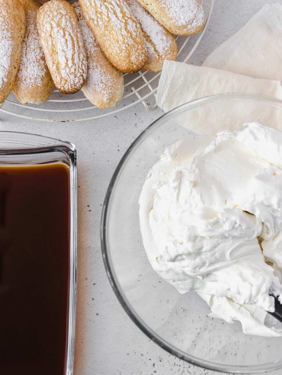 Löffelbiskuits, Mascarpone-Creme, starker italienischer Kaffee