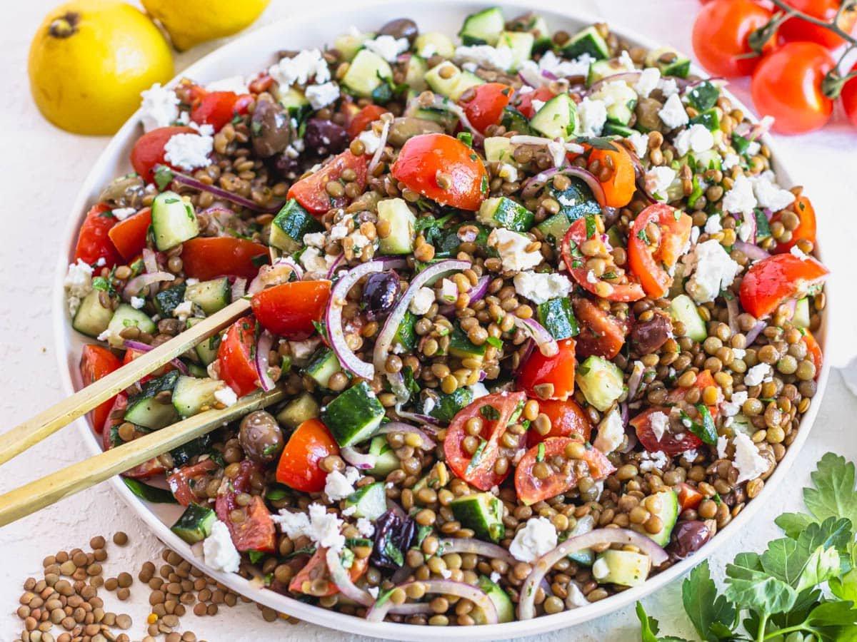 Linsensalat mit Feta und Zitronen daneben