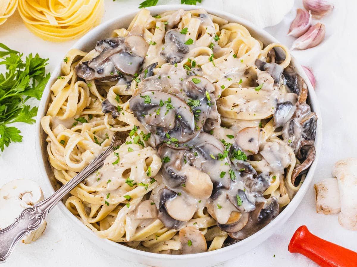 Pilz-Alfredo mit Gabel und Petersilie
