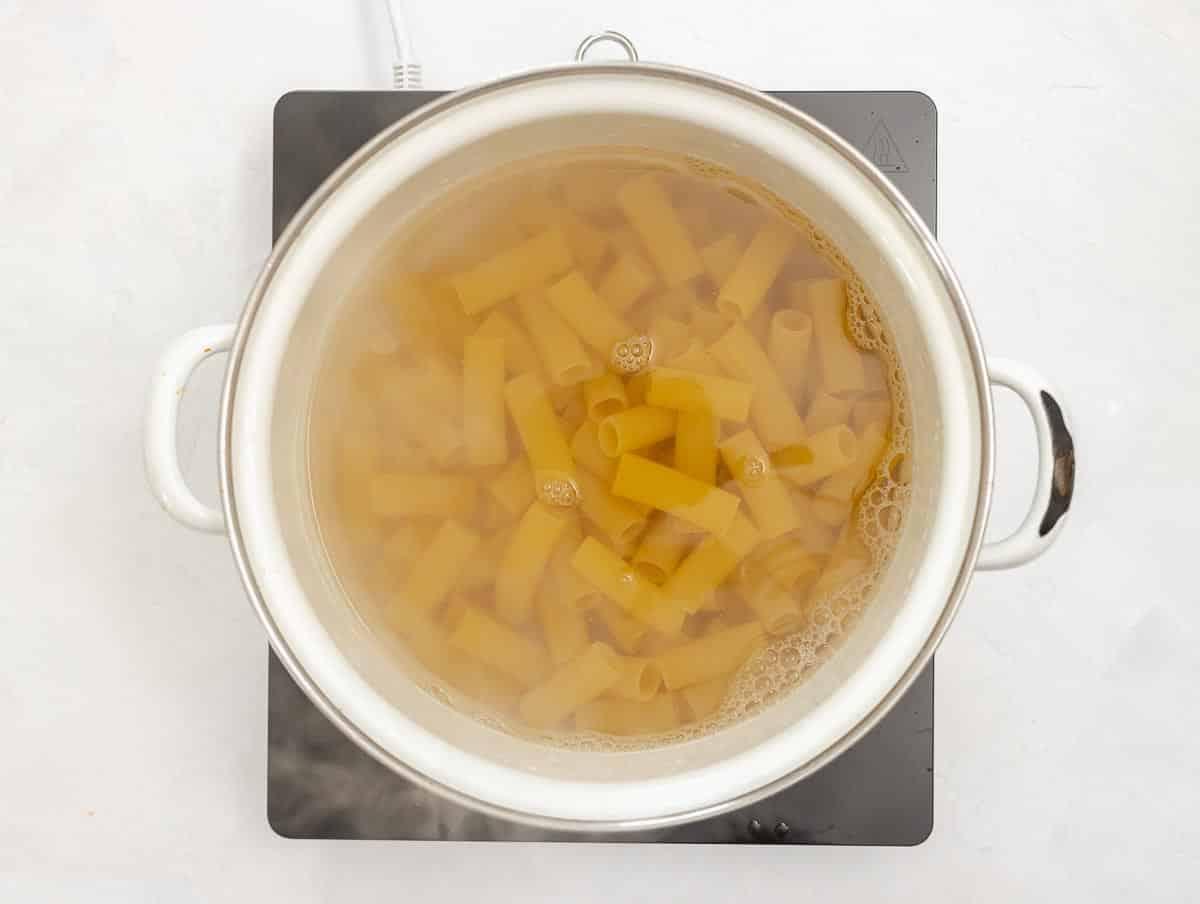 Pasta in kochendem Wasser kochen