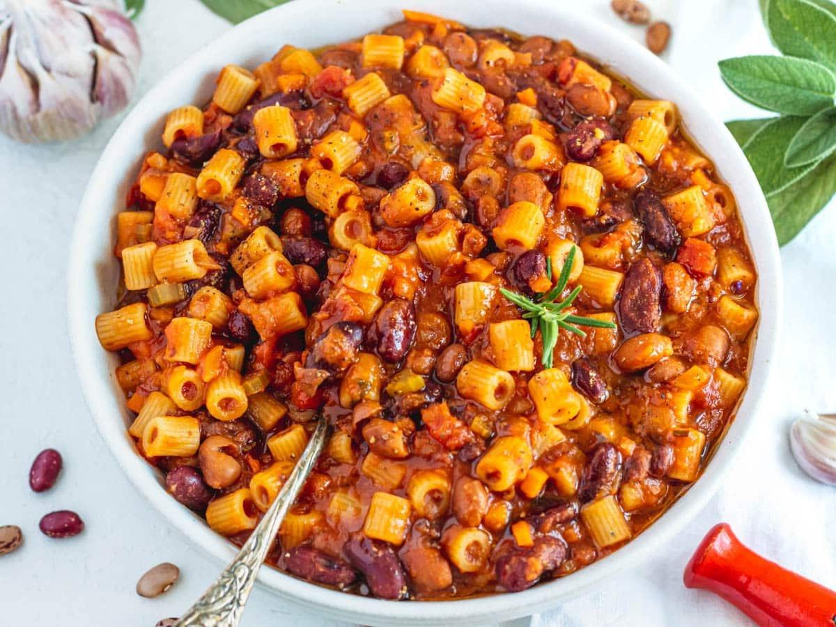 Pasta e Fagioli mit einem Silberlöffel und frischem Rosmarin