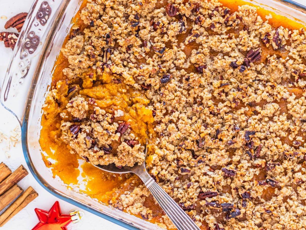 Veganer Süßkartoffel-Auflauf servierfertig