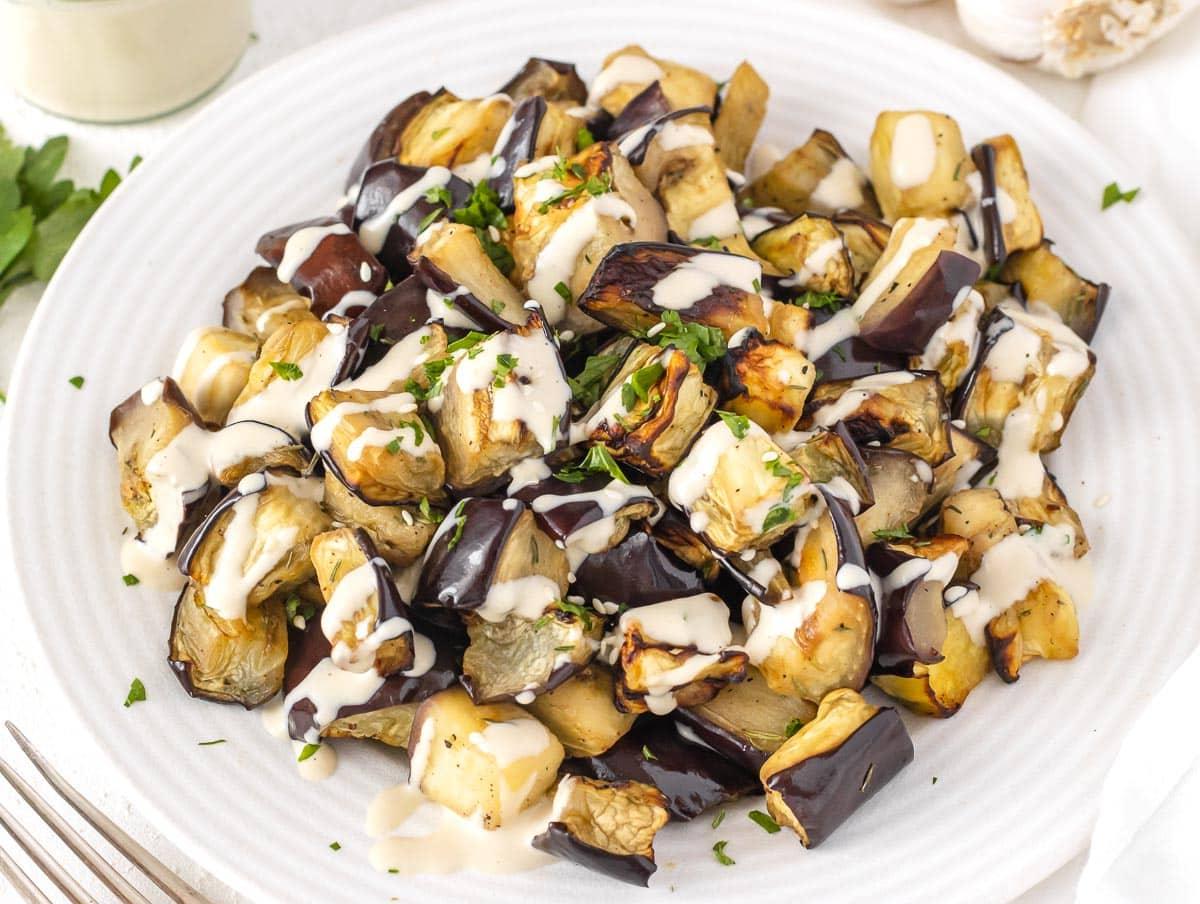 Aubergine aus der Heißluftfritteuse mit Tahini-Soße und Petersilie