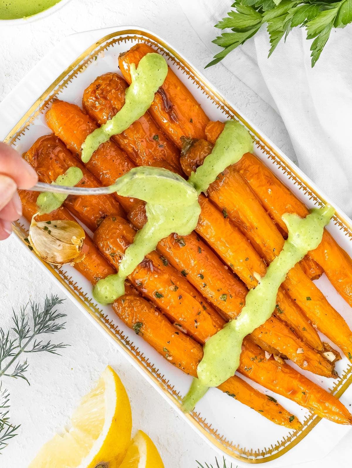 Grünes Göttinnen Dressing über karamellisierten Ofen-Karotten geträufelt