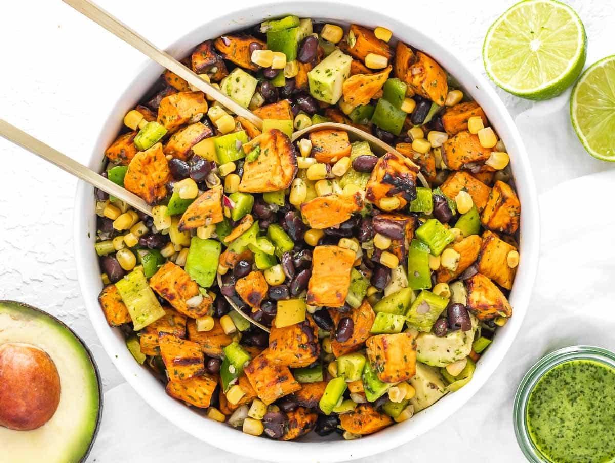 25 Avocado Rezepte 5 Salat aus schwarzen Bohnen mit Koriander-Limetten-Dressing