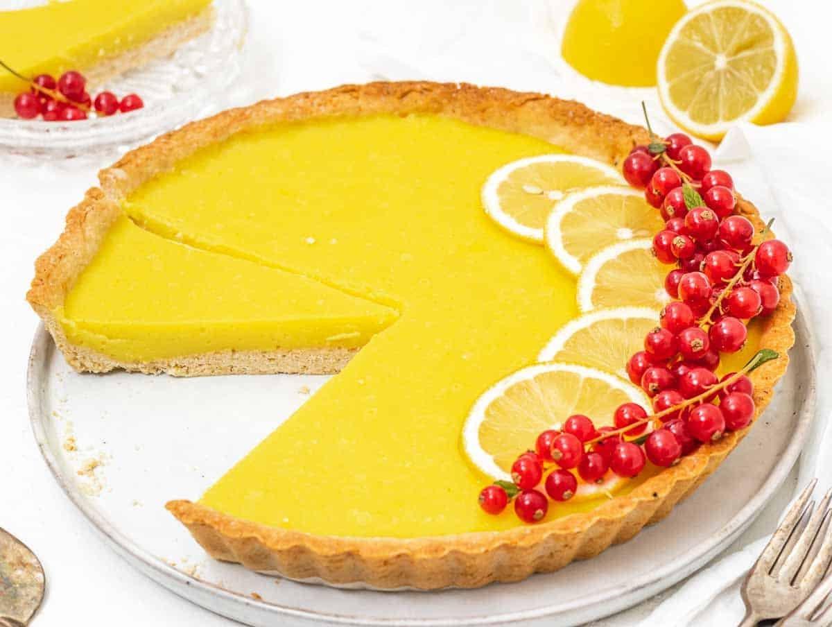 Zitronen-Tarte mit Scheibe und roten Beeren