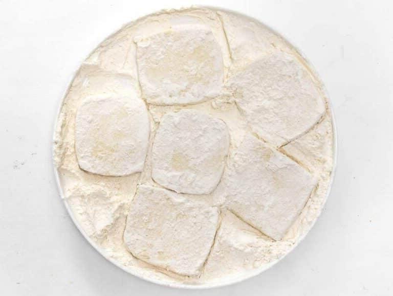Tofu-Scheiben in Mehl gewendet.