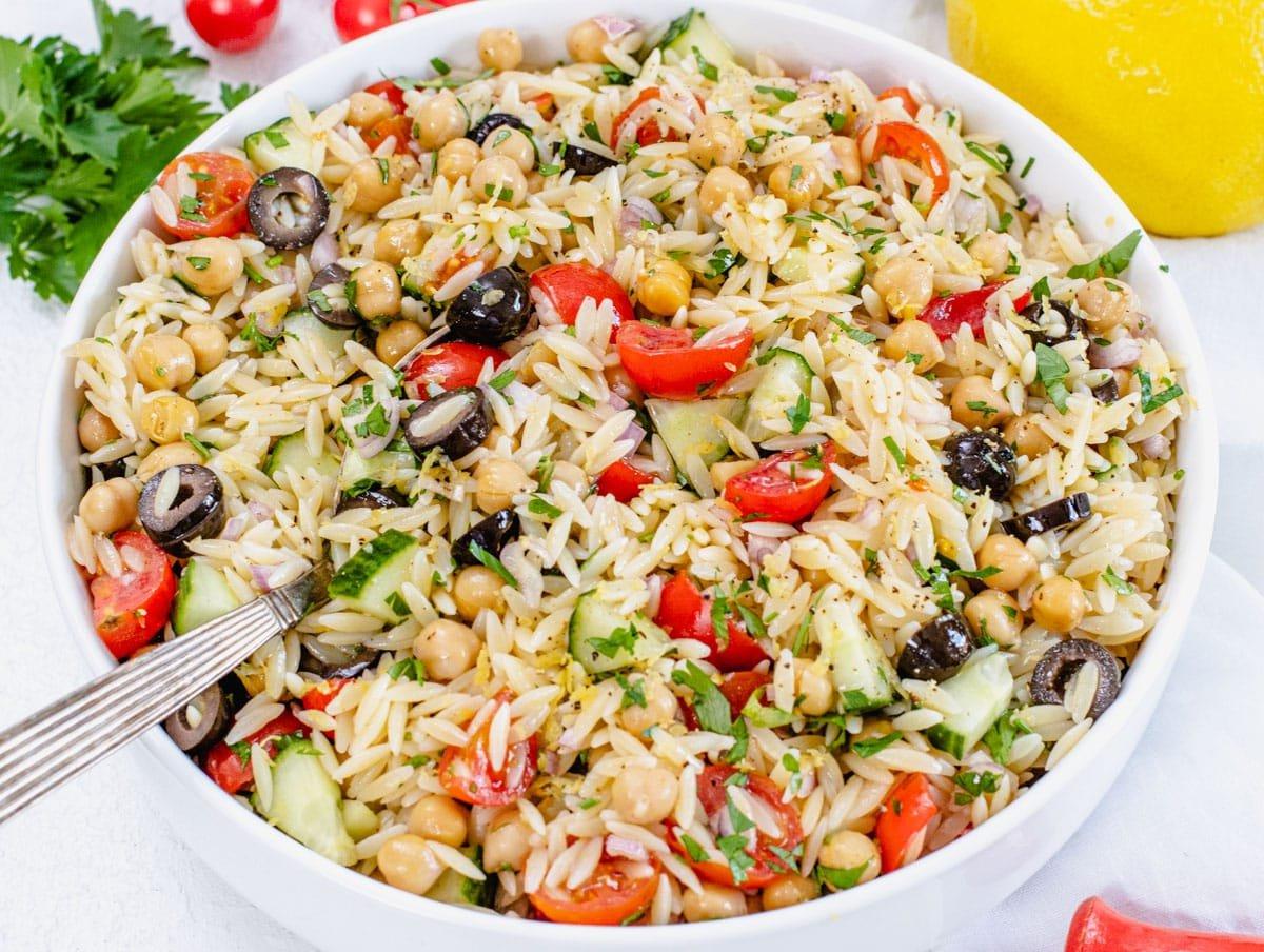 Orzo-Salat in einer großen Schüssel.