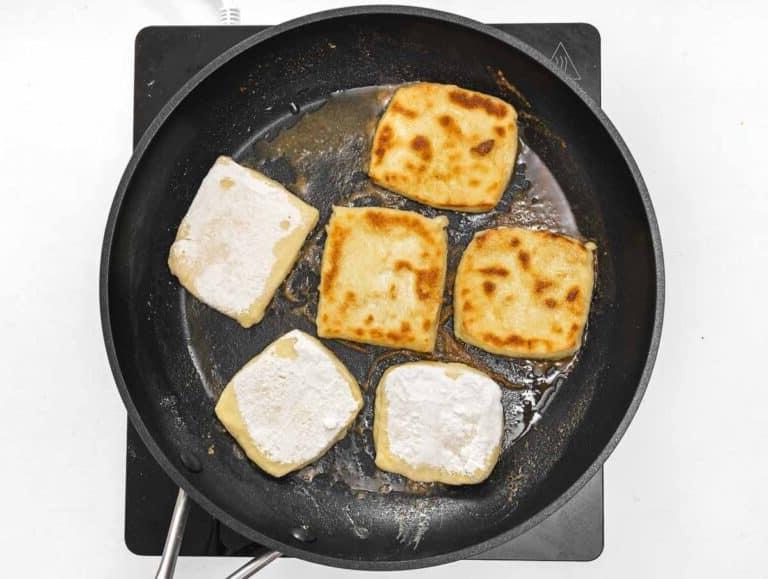 Den Tofu wenden.