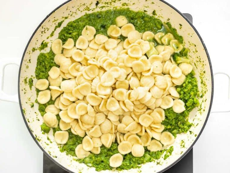 Pasta in die Brokkoli-Sauce gegeben