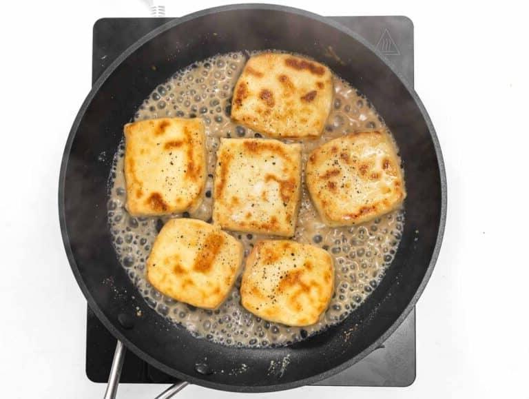 Tofu in einer Pfanne mit Weißwein.