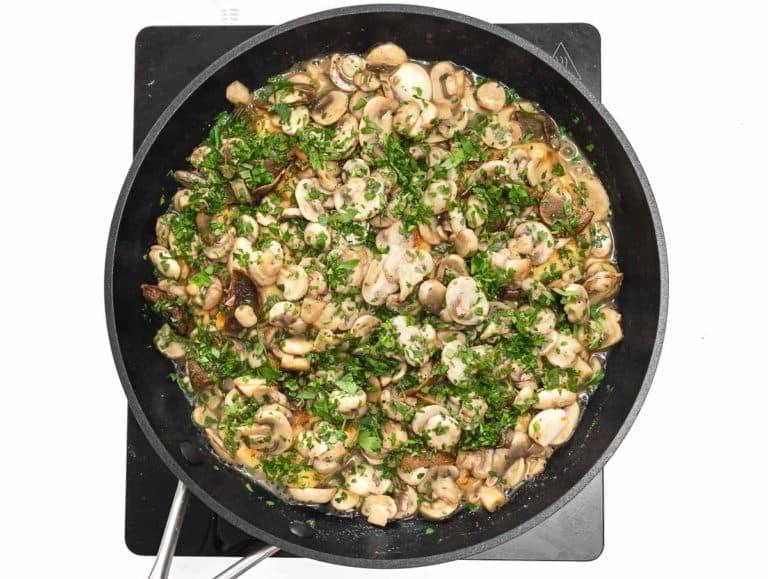 Pilze und Petersilie zum Tofu hinzugefügt.