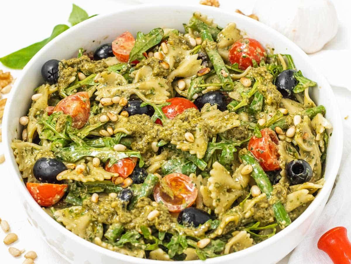 Pesto-Nudelsalat mit Pinienkernen.