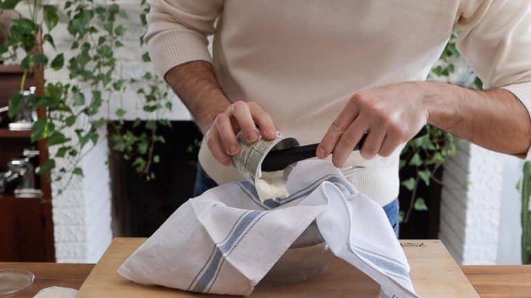 Sojajoghurt abtropfen lassen