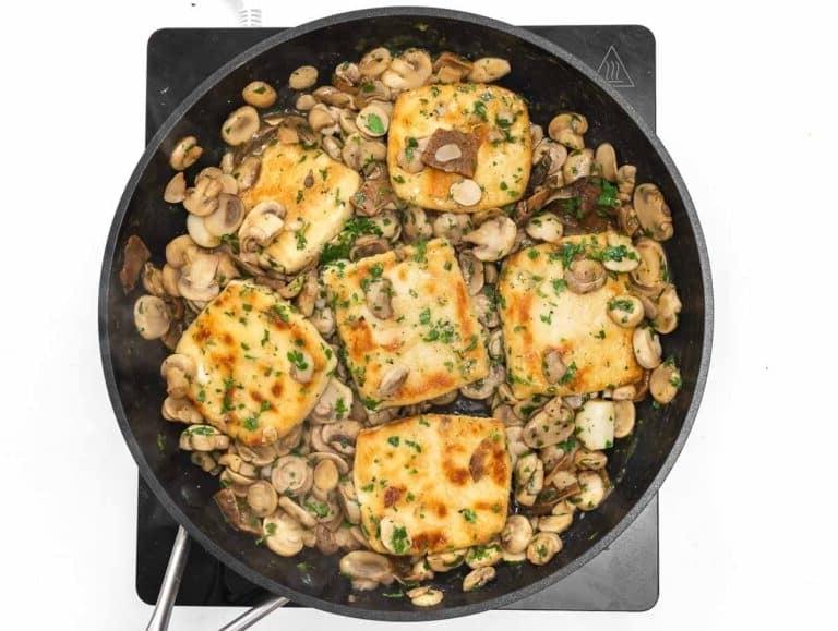 Tofu-Pilz-Rezept in einer Pfanne.