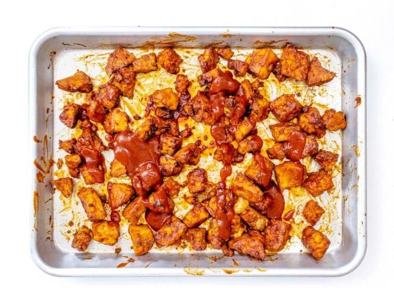 Tofu mit BBQ-Sauce auf einem Backblech