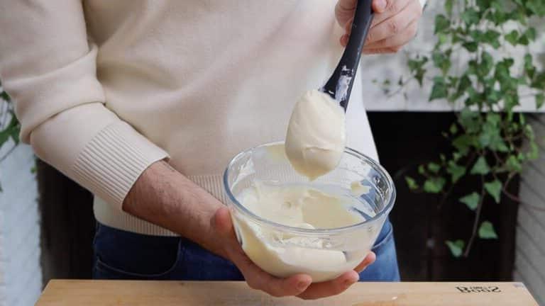 Joghurt und Zucker vermischt