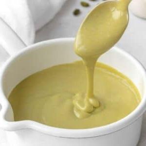 Pistaziencreme in einer Schale